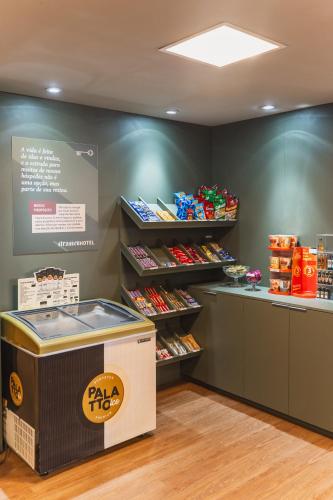 a pita pits store with a shelf of food at Strassen Hotel in Goiânia