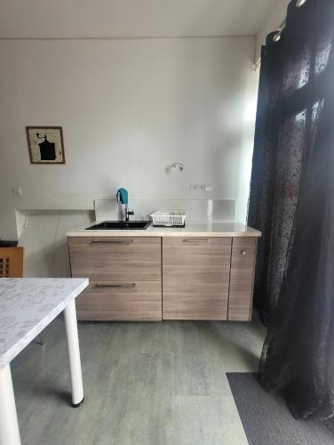 une cuisine avec un évier et un comptoir dans l'établissement Ouzouer le marché 6 pers Gite des barbiers, à Ouzouer-le-Marché