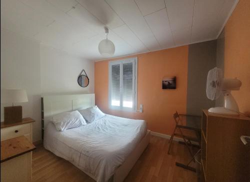 une chambre avec un lit blanc et une fenêtre dans l'établissement Ouzouer le marché 6 pers Gite des barbiers, à Ouzouer-le-Marché