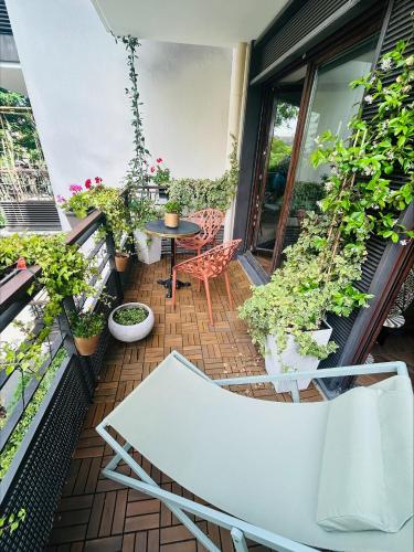 d'un balcon avec une table et des plantes en pot. dans l'établissement Les Chambres de David, à Paris