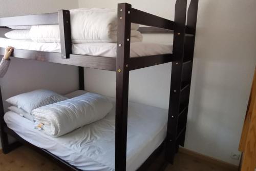 quelques lits superposés dans une chambre dans l'établissement Joli F2 de 2 à 8 places, 300m centre station ski, à Albiez-Montrond