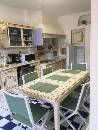 une cuisine avec une table et des chaises en bois dans l'établissement Le XIII, à Hoenheim