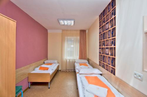 Ліжко або ліжка в номері Podolski Hostel
