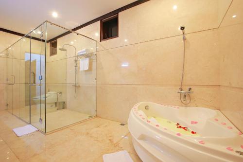Kylpyhuone majoituspaikassa Ban Thach Riverside Hotel & Resort