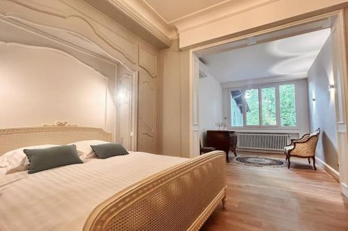 une chambre avec un grand lit et une fenêtre dans l'établissement 