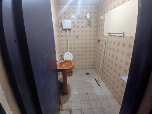 a small bathroom with a sink and a toilet at Edicula beira praia, lulumar in Itanhaém