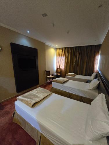 Katil atau katil-katil dalam bilik di فندق ضيوف المقام 4 توصيل مجاني للحرم - Diouf Al-Maqam Hotel Free shuttle service to the Haram
