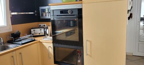 La cuisine est équipée d'un four noir et d'un évier. dans l'établissement Maison Familiale, à Bidart