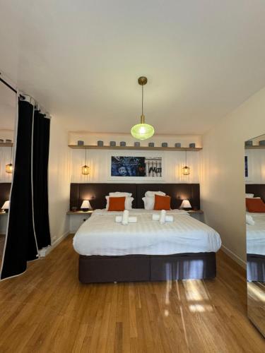 une chambre avec un grand lit dans une pièce dans l'établissement Marais, Sainte-croix Bretonnerie - 6 places, à Paris