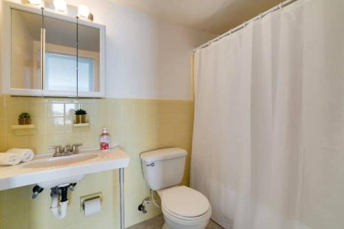 a bathroom with a toilet and a sink and a shower at Scenic 1BR 1BA Retreat with Amazing Views in Miami Beach
