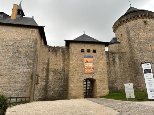 a large brick building with a gate in it at Chalet au calme à la campagne in Ritzing