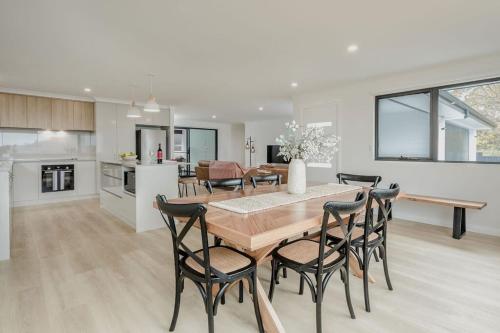 a dining room and kitchen with a table and chairs at Vancouver Vista in Albany