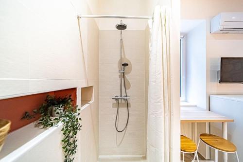 Cette petite chambre dispose d'une douche et d'une table. dans l'établissement 