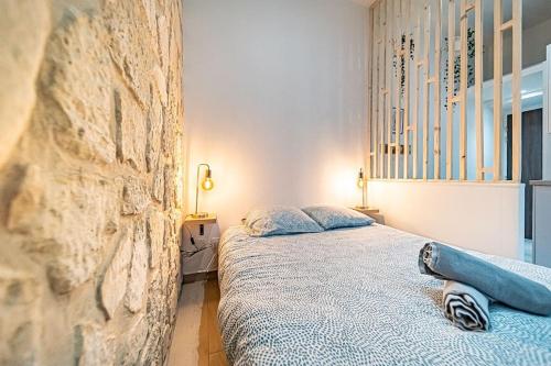 une chambre avec un lit et un mur en pierre dans l'établissement 