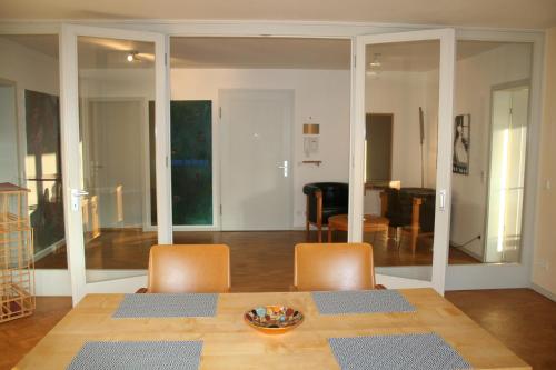 a dining room with a table and chairs and a living room at exklusive Ferienwohnung in Theaternähe in Meiningen
