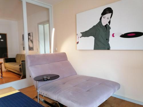 a living room with a couch and a picture on the wall at exklusive Ferienwohnung in Theaternähe in Meiningen