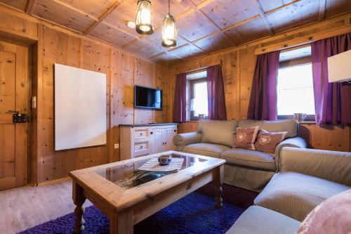 a living room with a couch and a coffee table at Der kleine Stadl in Oberried