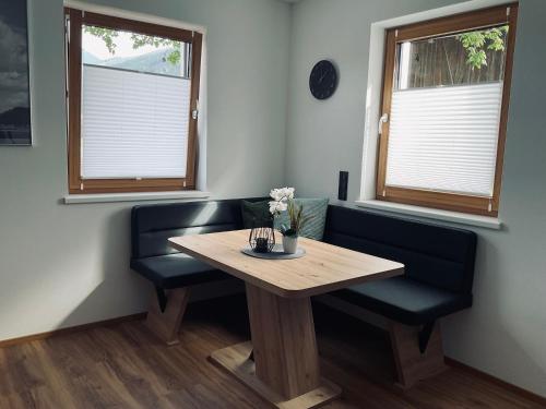 Un lugar para sentarse en Ferienwohnung Alpenglück