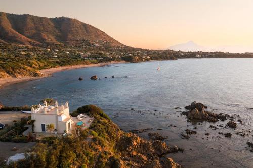 a house on the shore of a body of water at Torre dei 7 Frati in Cefalù