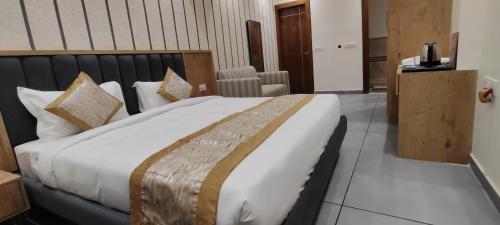 a bedroom with a large bed in a room at Rosewood Grand in Faridabad