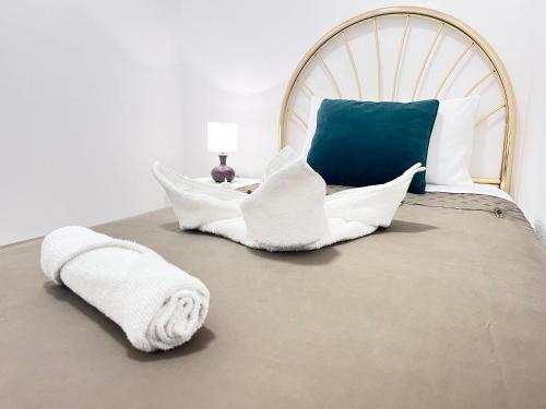 ein Bett mit zwei weißen Handtüchern drauf in der Unterkunft ☆The Peaceful Valencia Homestay☆ w/ Terrace⌘Parking⌘BBQ in Valencia