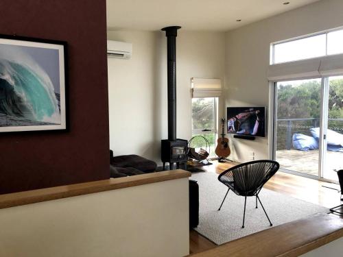 TV a/nebo společenská místnost v ubytování 2 Bed Coastal Getaway - Walking distance to beach