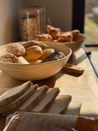 une table avec deux bols de différents types de pain dans l'établissement Vino Resort Son Amaret, à Son Macia