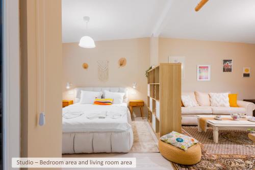 Katil atau katil-katil dalam bilik di Super Central Stylish Suite & Studio with Shared Terrace by Flat Mаnager