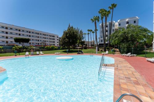 a large swimming pool with a frisbee in it at Apartamento IGUAZU in Playa del Ingles