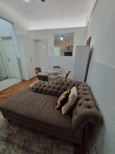 a large couch in a room with a table at Comodidade e Segurança no Centro in Belo Horizonte