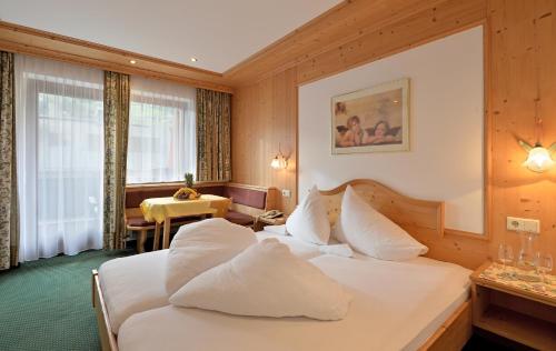 Postel nebo postele na pokoji v ubytování Hotel Schwarzer Adler