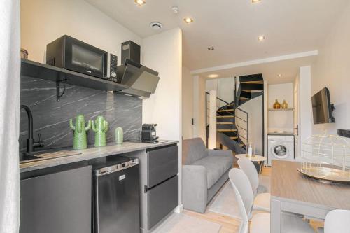 une cuisine et un salon avec un canapé dans l'établissement Studio moderne et équipé en duplex, Villeurbanne, à Villeurbanne