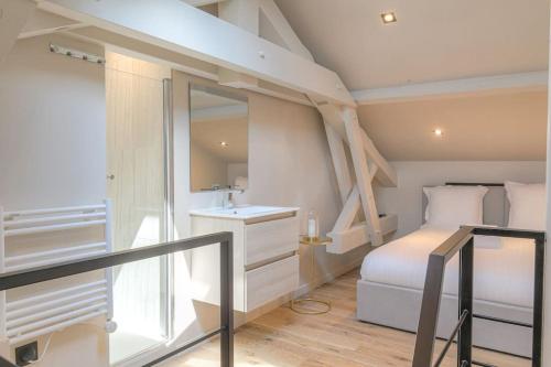 une petite chambre avec un lit et un lavabo dans l'établissement Studio moderne et équipé en duplex, Villeurbanne, à Villeurbanne