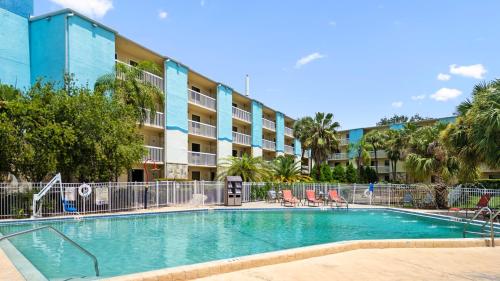 a swimming pool in front of a building at Orlando International Drive North Hotel in Orlando