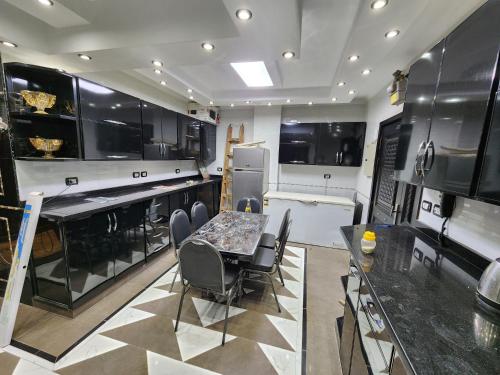 a kitchen with a table and chairs in it at شقة فاخرة وفيو خرافى فى maadi in Cairo