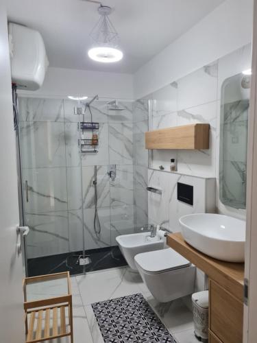 ein Badezimmer mit Waschbecken, Toilette und Dusche in der Unterkunft Terrazza Fiumara in Letojanni