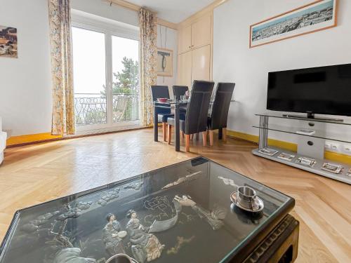 ein Wohnzimmer mit Tisch und Fernseher in der Unterkunft Appartement Spacieux et Chic Le Havre, capacité 2 personnes ou famille 3 personnes,1 chambre, baignoire in Le Havre