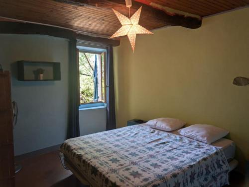 - une chambre avec un lit étoilé au plafond dans l'établissement La maison des couleurs, à Sauve