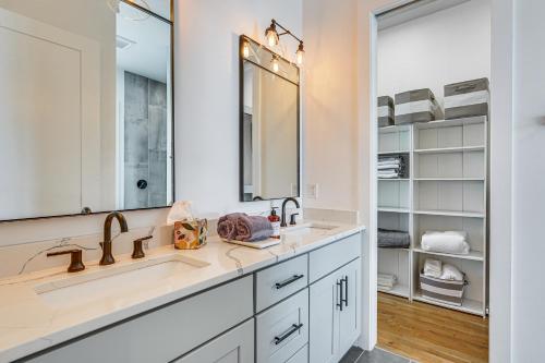 une salle de bain avec deux lavabos et un miroir dans l'établissement Luxe Beachfront WindMark Cottage with Deck!, à Highland View