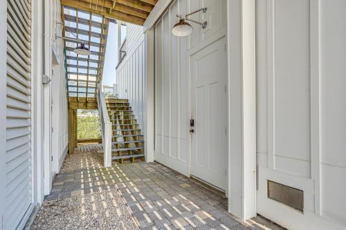 un couloir d'une maison avec une porte et des escaliers dans l'établissement Luxe Beachfront WindMark Cottage with Deck!, à Highland View