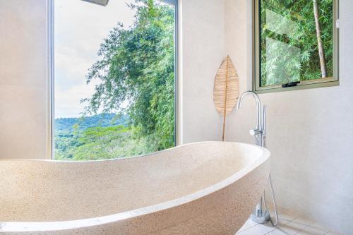DominicalitoにあるCasa Frenchie & Villas Vista del Mar - by Pura Villasの大きな窓のある浴室の浴槽