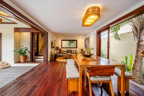 a dining room with a wooden table and chairs at Villa Niros - Aldeia Jericoacoara in Jericoacoara
