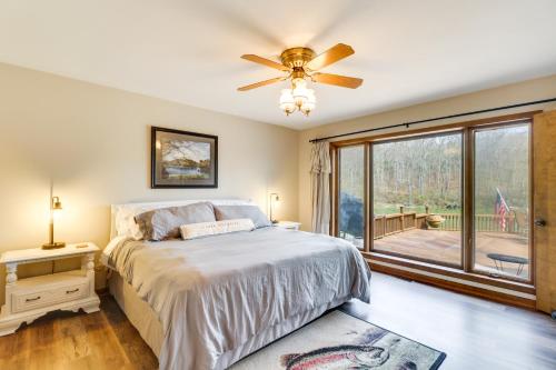 Heber SpringsRiverfront Retreat with Fire Pit Fish and Hike!的一间带床和大窗户的卧室