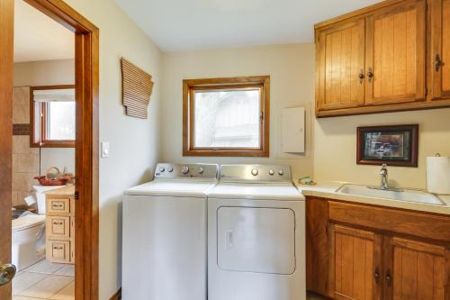 Heber SpringsRiverfront Retreat with Fire Pit Fish and Hike!的配有洗衣机和水槽的厨房