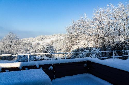 Vue sur les collines v zimě
