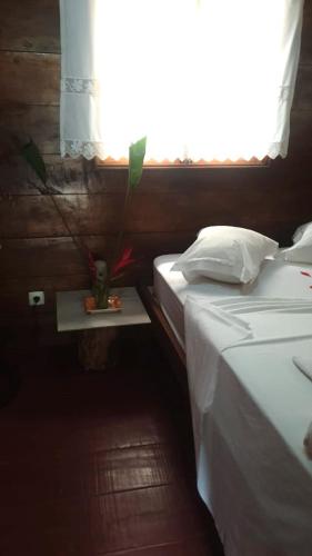 two twin beds in a room with a window at Big Mama's Little House Casa da Mãe Grande in Porto Alegre