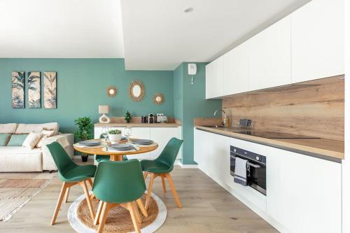 サン・トゥアンにあるRefuge Naturel au Cœur des Docks by So Homy - 1 Bed Room 4 PAXのテーブルと椅子のあるキッチンとリビングルーム