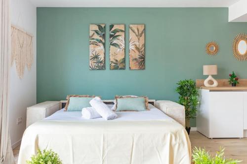 サン・トゥアンにあるRefuge Naturel au Cœur des Docks by So Homy - 1 Bed Room 4 PAXの青い壁のベッドルーム1室