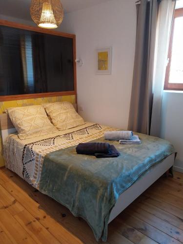 una camera da letto con un letto con due cuscini sopra di La Treille a Saint-Thibéry