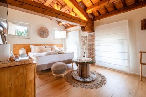 a bedroom with a bed and a table at Villa Giulia Relais & Spa in Jesolo